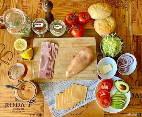 Sándwich de pollo marinado y mayonesa chipotle