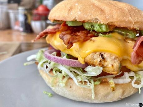 Sándwich de pollo marinado y mayonesa chipotle