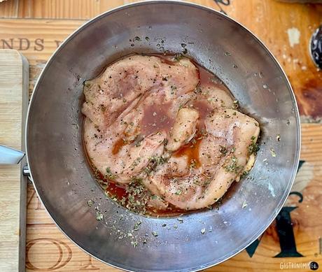 Sándwich de pollo marinado y mayonesa chipotle