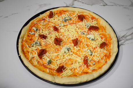 Pizza de sobrasada queso roquefort y miel