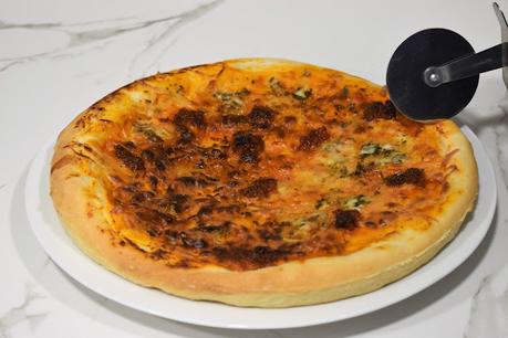 Pizza de sobrasada queso roquefort y miel