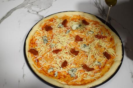 Pizza de sobrasada queso roquefort y miel