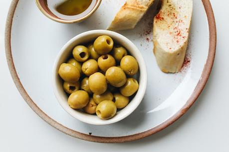 5 recetas de tapas con aceitunas para acompañar un buen vino