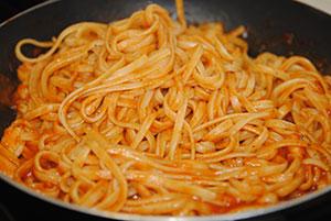 Receta de Tallarines con salsa de tomate y gambas paso a paso