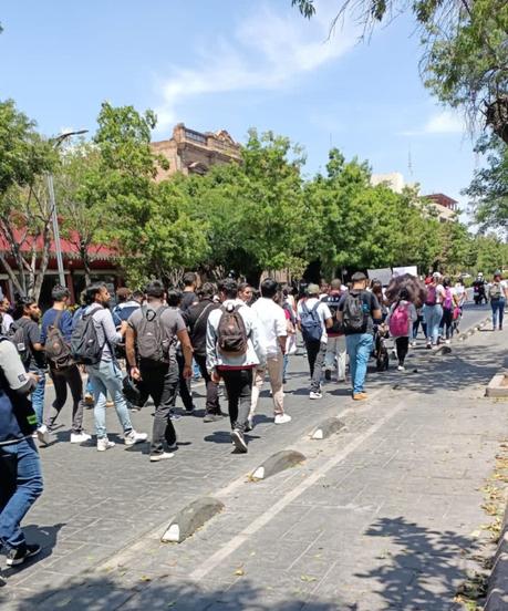 Protestan alumnos de la UASLP ante ola de violencia e inseguridad alrededor se su escuela