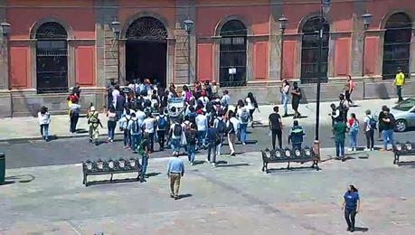 Protestan alumnos de la UASLP ante ola de violencia e inseguridad alrededor se su escuela