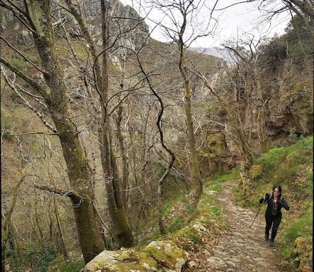 Circular a Banduxo por camín vieyu.