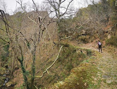 Circular a Banduxo por camín vieyu.