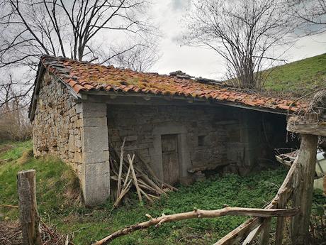 Circular a Banduxo por camín vieyu.
