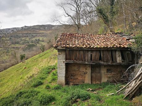 Circular a Banduxo por camín vieyu.