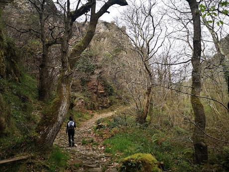 Circular a Banduxo por camín vieyu.