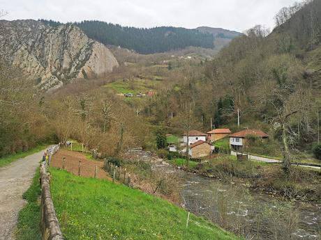 Circular a Banduxo por camín vieyu.