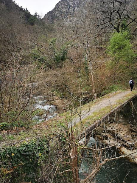 Circular a Banduxo por camín vieyu.