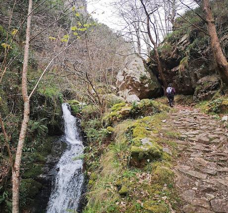 Circular a Banduxo por camín vieyu.
