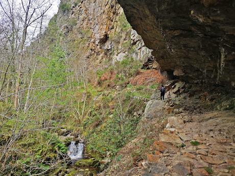 Circular a Banduxo por camín vieyu.