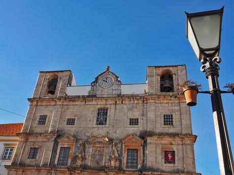 fachada de la iglesia de sao joa evangelista o iglesia de sao bartolomeu en Vila Viçosa