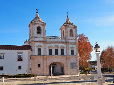 fachada de la iglesia y convento dos Agostinhos en Vila Viçosa