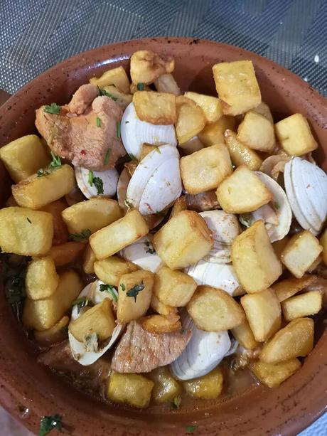 porco a la alentejana es un plato de la gastronomía portuguesa elaborado con carne de cerdo, almejas y patatas
