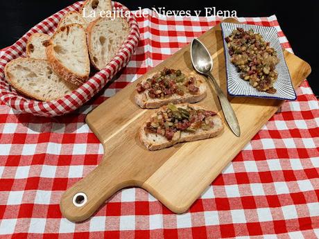 Crostini di caperi (Tostas de alcaparras) Crostini di caperi (Tostas de alcaparras)