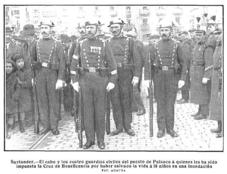 Santander 1915:guardias civiles del puesto de Polanco condecorados por haber salvado la vida a 16 niños en una inundación