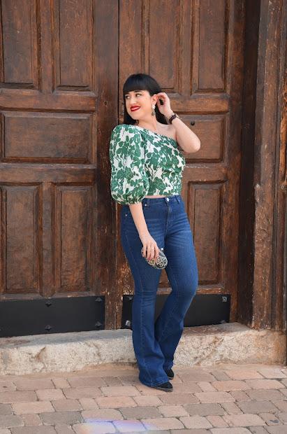 Top con print de plantas y manga abullonada