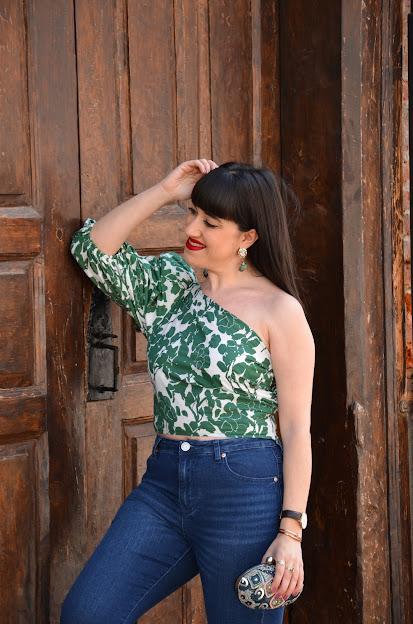 Top con print de plantas y manga abullonada