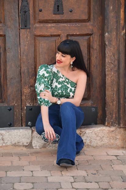 Top con print de plantas y manga abullonada