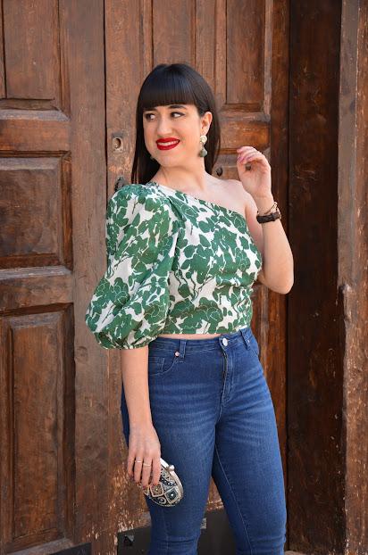 Top con print de plantas y manga abullonada