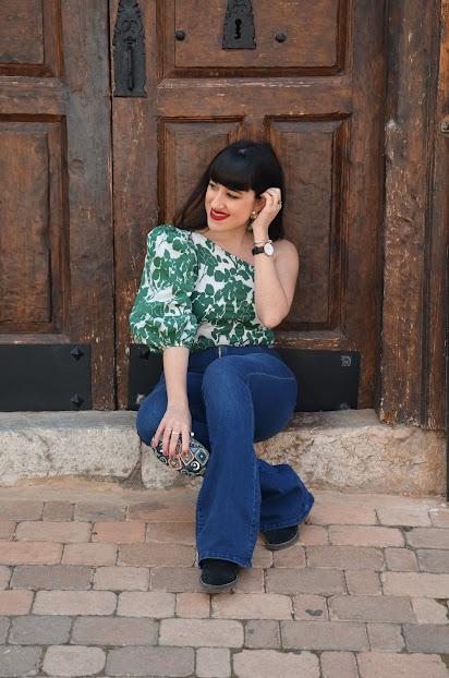 Top con print de plantas y manga abullonada