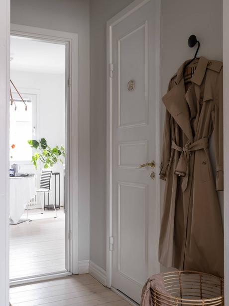 delikatissen scandinavian style scandi tiny apartment scandi bedroom estilo nórdico estilo escandinavo dormitorio nórdico decoracion pisos pequeños decoración nórdica decoración mini pisos decoración interiores cozy scandi bed under the window  