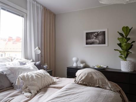 delikatissen scandinavian style scandi tiny apartment scandi bedroom estilo nórdico estilo escandinavo dormitorio nórdico decoracion pisos pequeños decoración nórdica decoración mini pisos decoración interiores cozy scandi bed under the window  