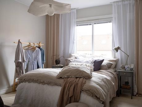 delikatissen scandinavian style scandi tiny apartment scandi bedroom estilo nórdico estilo escandinavo dormitorio nórdico decoracion pisos pequeños decoración nórdica decoración mini pisos decoración interiores cozy scandi bed under the window  