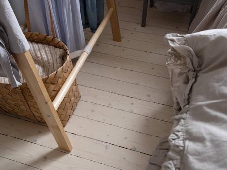 delikatissen scandinavian style scandi tiny apartment scandi bedroom estilo nórdico estilo escandinavo dormitorio nórdico decoracion pisos pequeños decoración nórdica decoración mini pisos decoración interiores cozy scandi bed under the window  