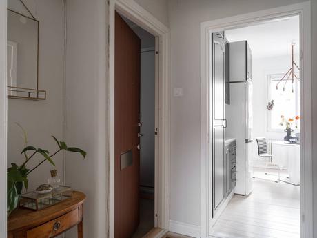 delikatissen scandinavian style scandi tiny apartment scandi bedroom estilo nórdico estilo escandinavo dormitorio nórdico decoracion pisos pequeños decoración nórdica decoración mini pisos decoración interiores cozy scandi bed under the window  