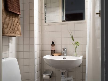 delikatissen scandinavian style scandi tiny apartment scandi bedroom estilo nórdico estilo escandinavo dormitorio nórdico decoracion pisos pequeños decoración nórdica decoración mini pisos decoración interiores cozy scandi bed under the window  