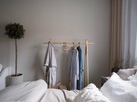 delikatissen scandinavian style scandi tiny apartment scandi bedroom estilo nórdico estilo escandinavo dormitorio nórdico decoracion pisos pequeños decoración nórdica decoración mini pisos decoración interiores cozy scandi bed under the window  