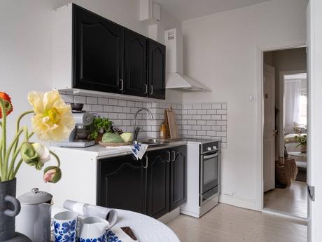 delikatissen scandinavian style scandi tiny apartment scandi bedroom estilo nórdico estilo escandinavo dormitorio nórdico decoracion pisos pequeños decoración nórdica decoración mini pisos decoración interiores cozy scandi bed under the window  