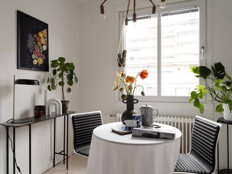 delikatissen scandinavian style scandi tiny apartment scandi bedroom estilo nórdico estilo escandinavo dormitorio nórdico decoracion pisos pequeños decoración nórdica decoración mini pisos decoración interiores cozy scandi bed under the window  