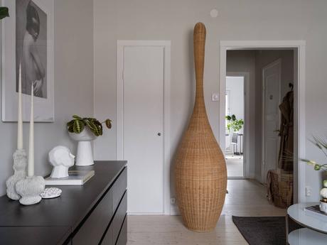 delikatissen scandinavian style scandi tiny apartment scandi bedroom estilo nórdico estilo escandinavo dormitorio nórdico decoracion pisos pequeños decoración nórdica decoración mini pisos decoración interiores cozy scandi bed under the window  