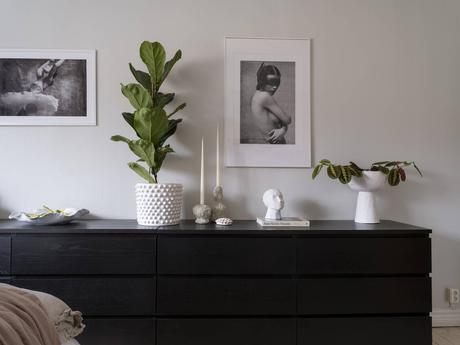 delikatissen scandinavian style scandi tiny apartment scandi bedroom estilo nórdico estilo escandinavo dormitorio nórdico decoracion pisos pequeños decoración nórdica decoración mini pisos decoración interiores cozy scandi bed under the window  