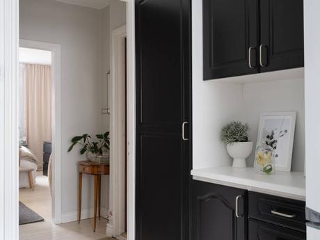 delikatissen scandinavian style scandi tiny apartment scandi bedroom estilo nórdico estilo escandinavo dormitorio nórdico decoracion pisos pequeños decoración nórdica decoración mini pisos decoración interiores cozy scandi bed under the window  