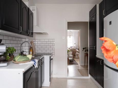 delikatissen scandinavian style scandi tiny apartment scandi bedroom estilo nórdico estilo escandinavo dormitorio nórdico decoracion pisos pequeños decoración nórdica decoración mini pisos decoración interiores cozy scandi bed under the window  