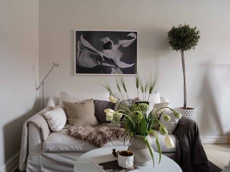 delikatissen scandinavian style scandi tiny apartment scandi bedroom estilo nórdico estilo escandinavo dormitorio nórdico decoracion pisos pequeños decoración nórdica decoración mini pisos decoración interiores cozy scandi bed under the window  