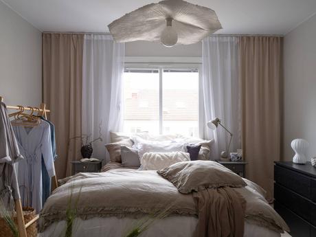 delikatissen scandinavian style scandi tiny apartment scandi bedroom estilo nórdico estilo escandinavo dormitorio nórdico decoracion pisos pequeños decoración nórdica decoración mini pisos decoración interiores cozy scandi bed under the window  