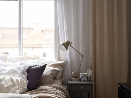 delikatissen scandinavian style scandi tiny apartment scandi bedroom estilo nórdico estilo escandinavo dormitorio nórdico decoracion pisos pequeños decoración nórdica decoración mini pisos decoración interiores cozy scandi bed under the window  