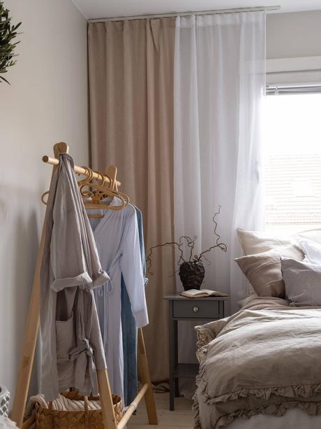 delikatissen scandinavian style scandi tiny apartment scandi bedroom estilo nórdico estilo escandinavo dormitorio nórdico decoracion pisos pequeños decoración nórdica decoración mini pisos decoración interiores cozy scandi bed under the window  