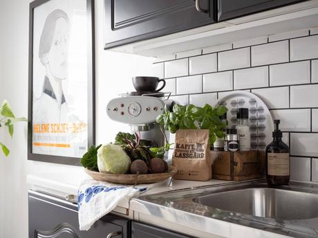 delikatissen scandinavian style scandi tiny apartment scandi bedroom estilo nórdico estilo escandinavo dormitorio nórdico decoracion pisos pequeños decoración nórdica decoración mini pisos decoración interiores cozy scandi bed under the window  