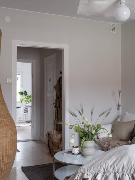 delikatissen scandinavian style scandi tiny apartment scandi bedroom estilo nórdico estilo escandinavo dormitorio nórdico decoracion pisos pequeños decoración nórdica decoración mini pisos decoración interiores cozy scandi bed under the window  