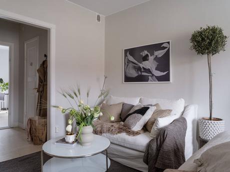 delikatissen scandinavian style scandi tiny apartment scandi bedroom estilo nórdico estilo escandinavo dormitorio nórdico decoracion pisos pequeños decoración nórdica decoración mini pisos decoración interiores cozy scandi bed under the window  