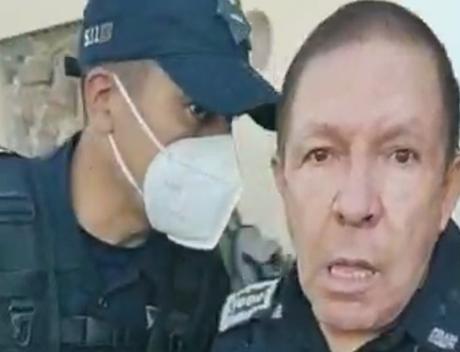 (Video) Urban pierde el control y pelea con manifestantes; hasta un celular se robó